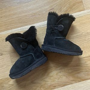 Uggs Bailey button. Size Toddler 6. In great condition.